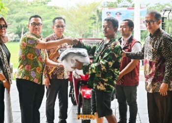 Pemkab Pesawaran Serahkan 5 Unit Kendaraan Roda Tiga untuk Penyandang Disabilitas