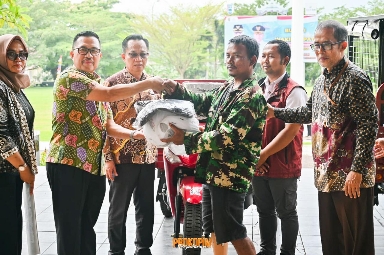 Pemkab Pesawaran Serahkan 5 Unit Kendaraan Roda Tiga untuk Penyandang Disabilitas