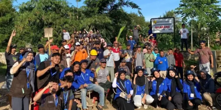 Mahasiswa KKN UIN RIL dan Unila Kolaborasi Bersihkan Lingkungan Rajabasa Raya