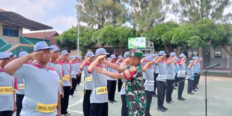 Sertu Edi Aryanto dari Koramil 410-06/KDT Latih PBB Siswa/i SMK 2 Mei Bandar Lampung