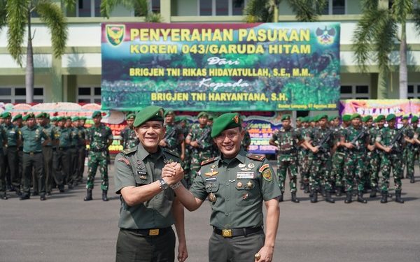 Brigjen TNI Rikas Hidayatullah, S.E., M.M., Serahkan Pasukan Kepada Danrem 043/Gatam yang Baru Brigjen TNI Haryantana, S.H.