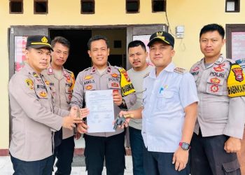 Kasubsektor Mesuji Terima Penyerahan 1 Pucuk Senpi Ilegal Beserta 3 Butir Amunisi dari Warga