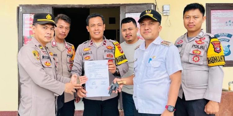 Kasubsektor Mesuji Terima Penyerahan 1 Pucuk Senpi Ilegal Beserta 3 Butir Amunisi dari Warga
