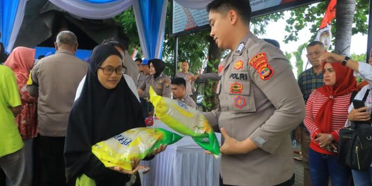 Polda Lampung Kick Off Distribusi 74 Ton Beras, Pastikan Harga Stabil hingga Akhir Tahun