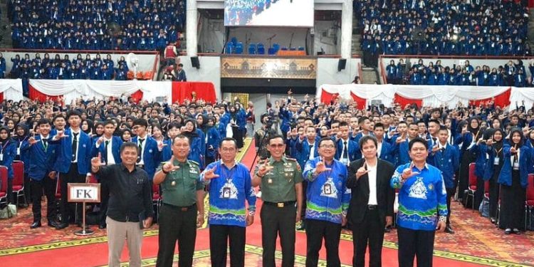 Danrem 043/Gatam Berikan Materi Wawasan Kebangsaan Kepada 4.000 Mahasiswa Baru Unila Tahun 2025