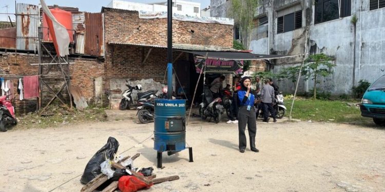 KKN Unila 2025 Hadirkan Inovasi Alat Pembakar Sampah Minim Asap di Kelurahan Teluk Betung