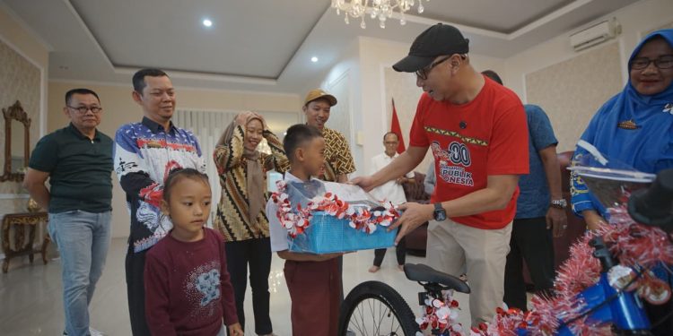 Aksi Viral Raihan Panjat Tiang Bendera, Gubernur Mirza Beri Hadiah Sepeda hingga Tabungan