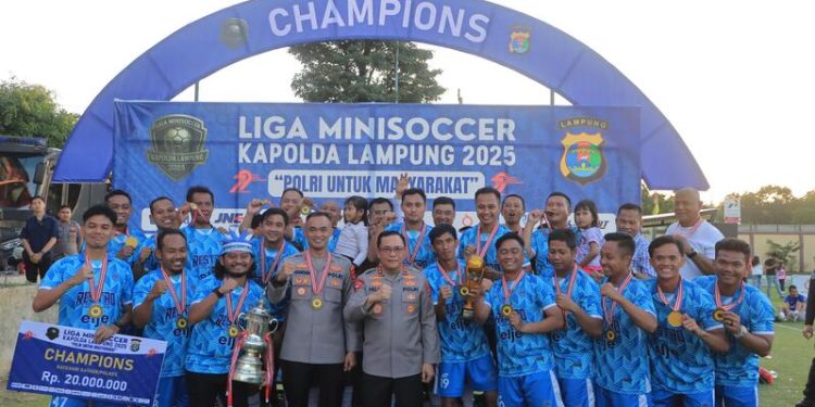 Liga Minisoccer Kapolda Cup 2025 Berkahir, Kapolda Lampung Berikan Langsung Piala Bergilir