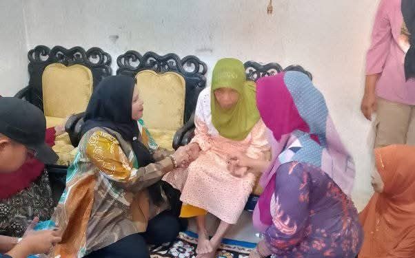 Nenek Zawiah Terima Bantuan Alat Dengar dari Bunda Eva