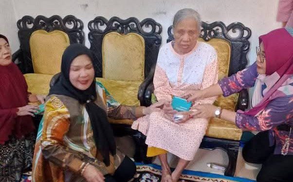 Walikota Eva Dwiana Bagikan Alat Bantu untuk Warga Bandar Lampung