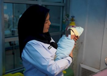 Jenguk Bayi Terlantar, Bunda Eva: Semoga Tumbuh Jadi Anak yang Kuat