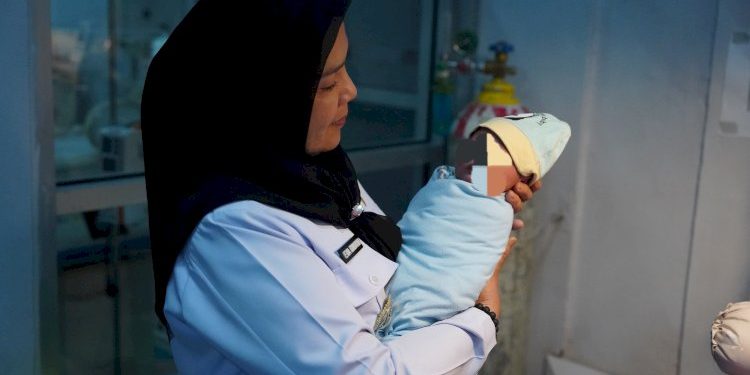 Jenguk Bayi Terlantar, Bunda Eva: Semoga Tumbuh Jadi Anak yang Kuat