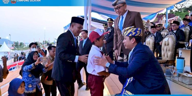 Aksi Heroik Raihan, Bocah SD Penyelamat Merah Putih Terima Hadiah Istimewa dari Bupati Egi Radityo