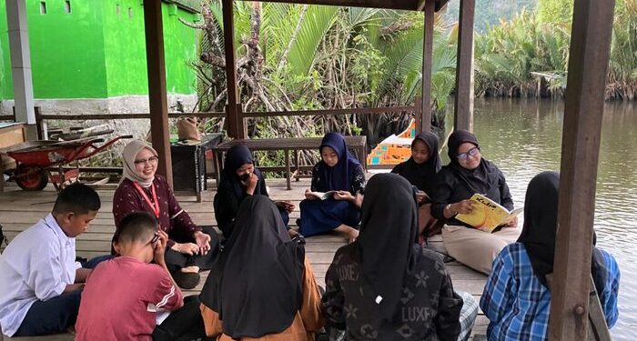 Mahasiswa KKN Kebangsaan ke-XIII 2025 Bangun Semangat Membaca Lewat “Jembatan Aksara” di Desa Salenrang