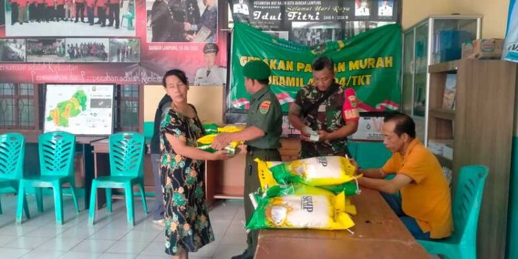 Personel Babinsa Jagabaya III Bantu Penyaluran Beras SPHP ke Warga