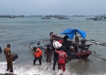 Tim Ekspedisi Perbaikan Jembatan Gantung Tempuh 5 Jam di Laut Menuju Pekon Tampang Muda