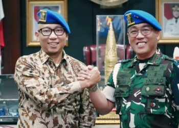 PUSPOM AD Anugerahi Gubernur Rahmat Mirzani Djausal Warga Kehormatan dan Pin Emas Polisi Militer