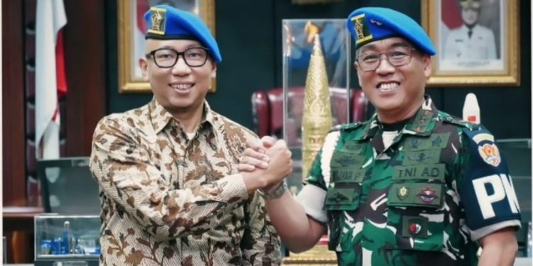 PUSPOM AD Anugerahi Gubernur Rahmat Mirzani Djausal Warga Kehormatan dan Pin Emas Polisi Militer