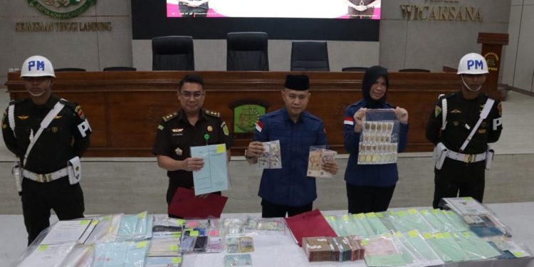 Geledah Rumah Arinal Djunaidi, Kejati Lampung Sita Uang, Emas Batangan Hingga Mobil