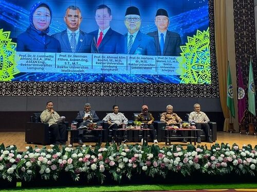 Rektor Unila Narasumber Simposium Nasional Kependudukan 2025 di UNP
