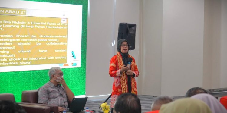 Seminar Internasional FTK UIN RIL: Guru Jadi Kunci Sukses Pendidikan Abad 21