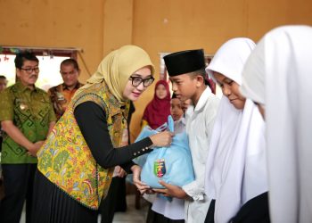 Wagub Jihan Salurkan Bantuan Sembako ke LKKA Ponpes Tahfidzul Quran Nurul Mutaqqin