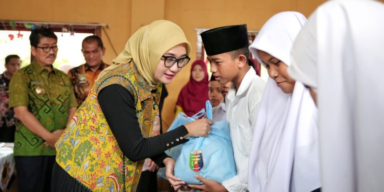 Wagub Jihan Salurkan Bantuan Sembako ke LKKA Ponpes Tahfidzul Quran Nurul Mutaqqin