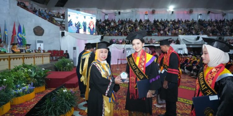 Unila Mewisuda 973 Mahasiswa Periode I TA 2025/2026