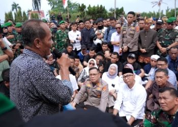 Pemimpin Daerah Duduk Bersila Bersama Mahasiswa, Dengarkan Aspirasi Aliansi Lampung Melawan di Depan Kantor DPRD