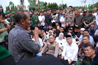 Pemimpin Daerah Duduk Bersila Bersama Mahasiswa, Dengarkan Aspirasi Aliansi Lampung Melawan di Depan Kantor DPRD