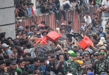 Momen Kebersamaan Disela Unjuk Rasa Mahasiswa, Pegawai Pemprov Bagikan Makanan Ringan