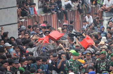 Momen Kebersamaan Disela Unjuk Rasa Mahasiswa, Pegawai Pemprov Bagikan Makanan Ringan