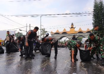 TNI-Polri dan Mahasiswa di Bandar Lampung Kompak Bersihkan Sampah Pasca Unjuk Rasa di DPRD