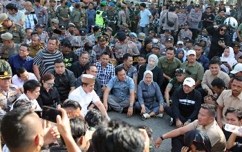 Tanpa Sekat, Bupati Egi Pilih Duduk di Aspal Demi Dengarkan Suara Rakyat