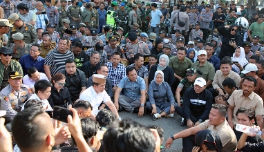 Tanpa Sekat, Bupati Egi Pilih Duduk di Aspal Demi Dengarkan Suara Rakyat