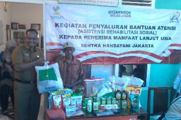 Bupati Pesawaran Salurkan Bantuan Atensi untuk Lansia