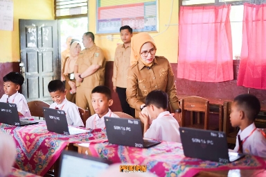 Tinjau ANBK di SDN 14 Padang Cermin, Bupati Nanda Tekankan Pentingnya Melek Teknologi Sejak Dini