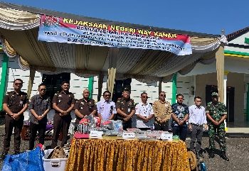 Kejari Way Kanan Musnahkan Barang Bukti Belasan Perkara