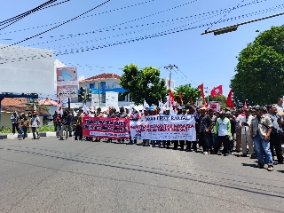 Brimob Lampung Back Up Amankan Aksi Unras PPRL di Kantor Gubernur