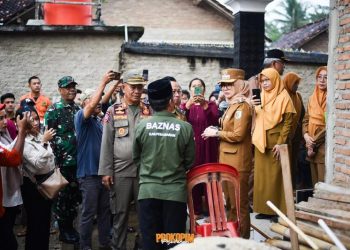 Bupati Pesawaran Tinjau Rumah Warga yang Roboh Akibat Hujan dan Angin Kencang, Sejumlah Bantuan Turut Diberikan