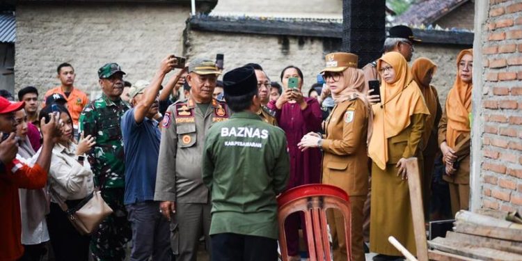 Bupati Pesawaran Tinjau Rumah Warga yang Roboh Akibat Hujan dan Angin Kencang, Sejumlah Bantuan Turut Diberikan