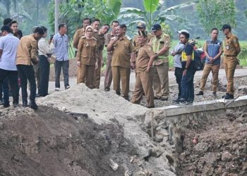 Bupati Nanda Tinjau Progres Perbaikan Jalan Penghubung di Way Khilau, Ditargetkan Rampung Oktober 2025