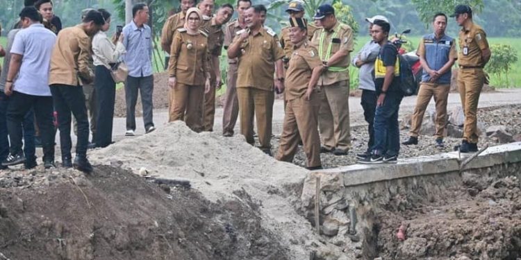 Bupati Nanda Tinjau Progres Perbaikan Jalan Penghubung di Way Khilau, Ditargetkan Rampung Oktober 2025