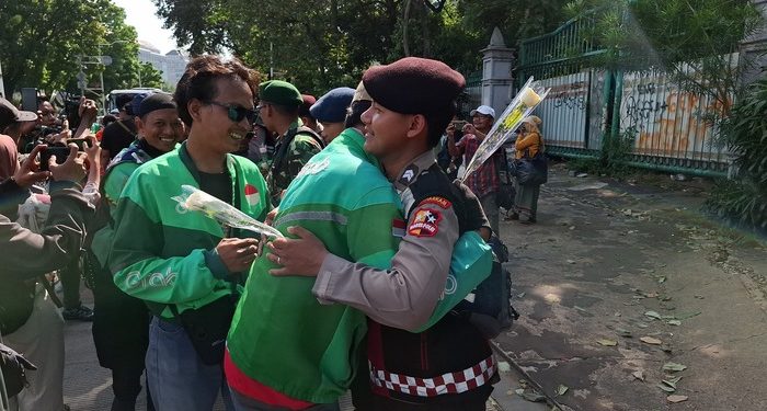 Bagikan Ribuan Mawar Untuk Anggota Polri dan TNI di Sekitar Monas, Komunitas Ojol Tidak Mau Terprovokasi