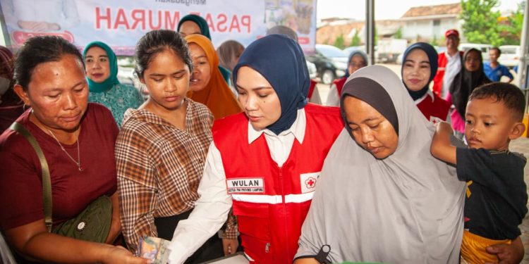 Harga Terjangkau, Warga Antusias Sambut Pasar Murah PMI Lampung di Pesawahan