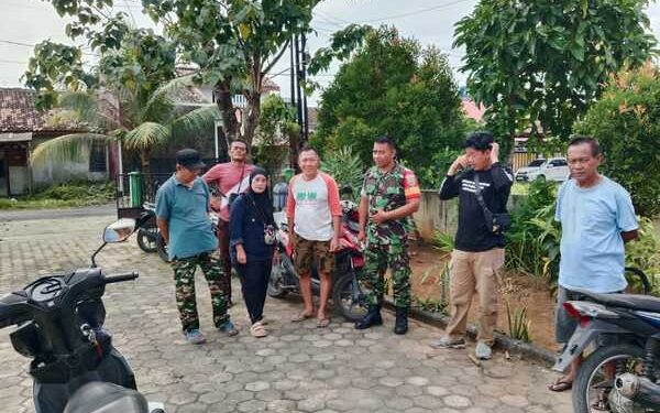 Babinsa Koramil 410-01/Panjang Bersama Warga Gotong Royong Besrihkan Lingkungan