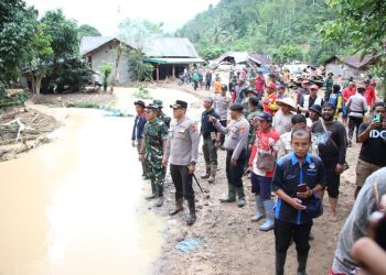 Polres Lampung Barat Salurkan Bantuan Sembako untuk Korban Banjir Suoh