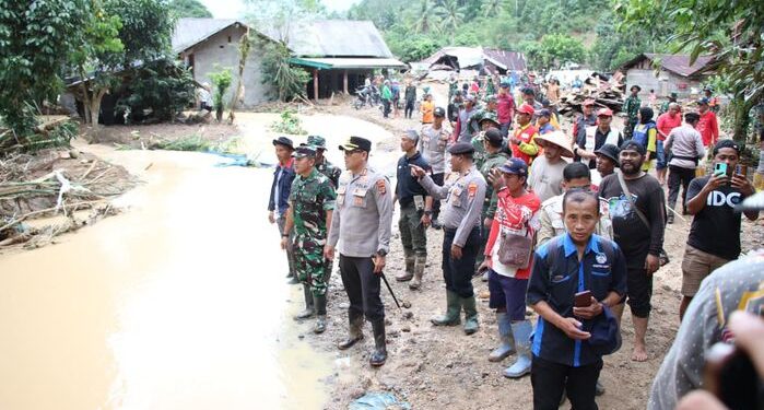 Polres Lampung Barat Salurkan Bantuan Sembako untuk Korban Banjir Suoh
