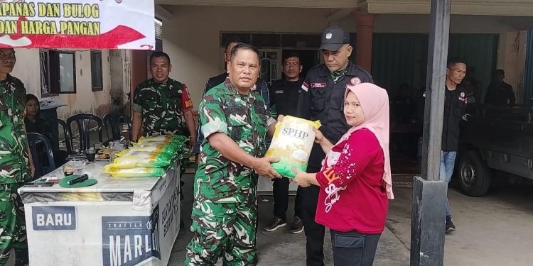 Babinsa Koramil 410-01/Panjang Bantu Penyaluran Beras SPHP untuk Warga