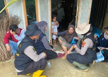 Polisi Gelar Layanan Kesehatan untuk Korban Banjir di Suoh Lampung Barat